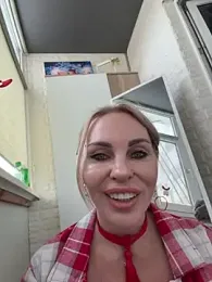 Hotnessi webcam stripchat model stream image