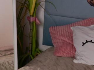 Zoya Raven webcam model stream image