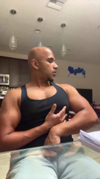 Beachmusclefit webcam model stream image