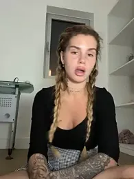 EmiliaCatalina webcam model stream image