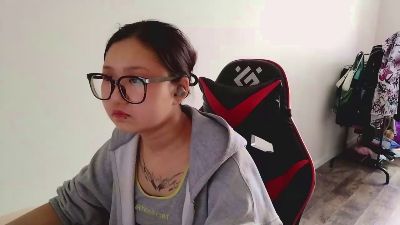 AdrianeBenoy webcam model stream image