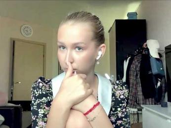 Emelinestrande webcam model stream image