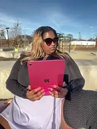 BigFineSelena webcam model stream image