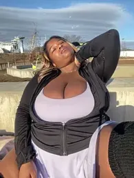 BigFineSelena webcam model stream image