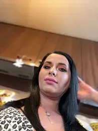 Hotmomcheckk_ webcam model stream image