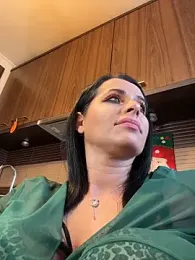 Hotmomcheckk_ webcam model stream image