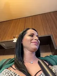 Hotmomcheckk_ webcam model stream image