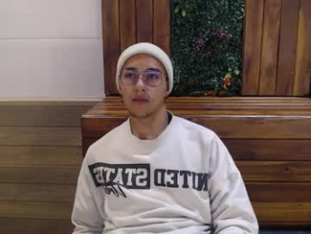 andyjoy_ webcam model stream image