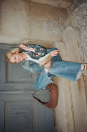 WealthyMuse webcam model stream image