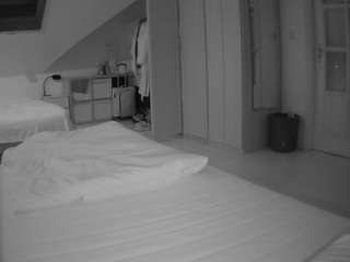 voyeurcam-julmodels-bed-1 webcam model stream image
