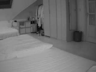 voyeurcam-julmodels-bed-1 webcam model stream image