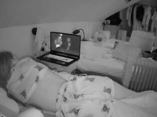 voyeurcam-julmodels-bed-4 webcam model stream image