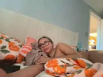 petitelucyXoxx webcam stripchat model stream image