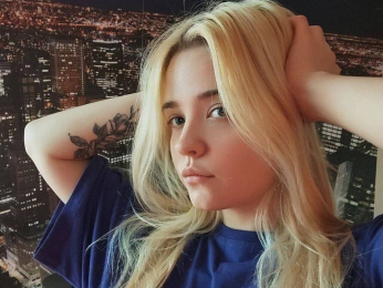 MonnieMoniz webcam model stream image