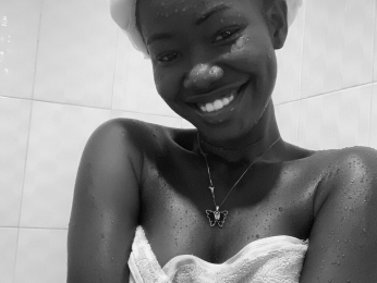 MonaReign webcam model stream image