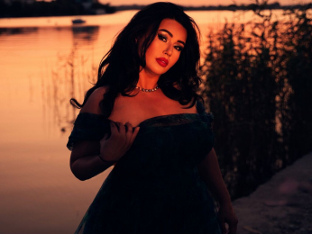 AdiraMaeven webcam model stream image