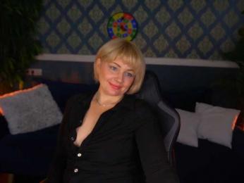 AmiraNight webcam model stream image
