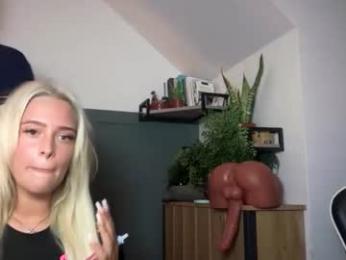 littleblonde010 webcam model stream image