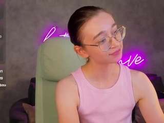lucy-green webcam model stream image