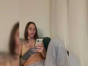 v_-_-_v webcam model stream image