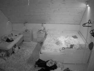 voyeurcam-julmodels-whitebed-2 webcam model stream image