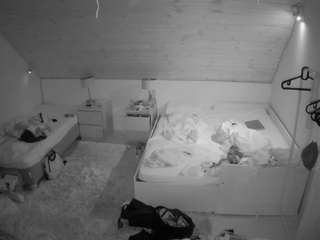 voyeurcam-julmodels-whitebed-2 webcam model stream image