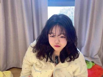 Kittenfishing webcam bongacams model stream image