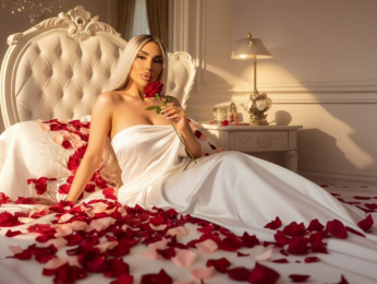 Kym webcam model stream image