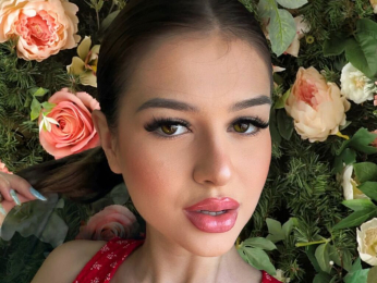 Bella webcam model stream image