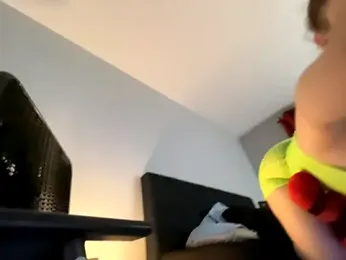 Snowbunnycake_131 webcam model stream image