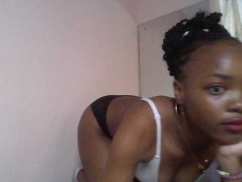 PrettyElle webcam bongacams model stream image