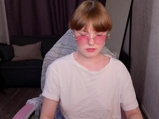 Luna Willsom webcam model stream image