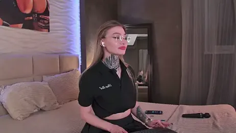 AriWild webcam model stream image