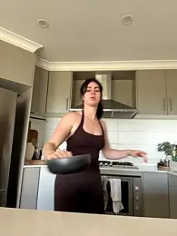 aus_queen webcam model stream image