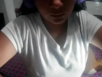 Charis_21 webcam model stream image