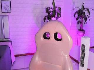 bella-green webcam model stream image