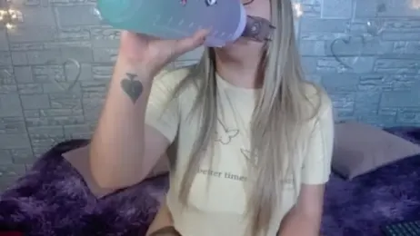 SaraCrow webcam model stream image