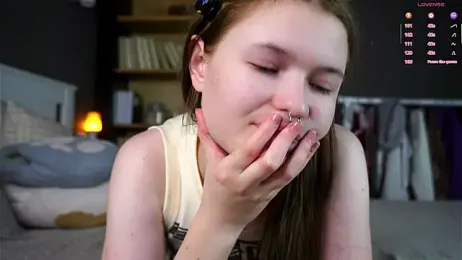 LynHillaire webcam stripchat model stream image