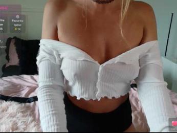 SweetLucyX webcam model stream image