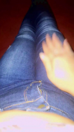 girl_pee webcam model stream image