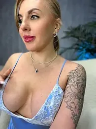MilfNextDoor20 webcam model stream image