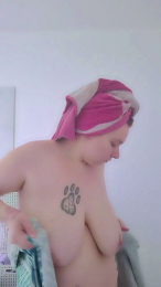 QueenHeart18 webcam model stream image