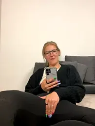 LauraLuxxx webcam model stream image