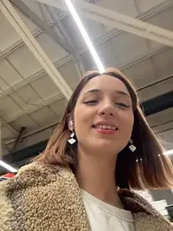 DollyTall webcam stripchat model stream image