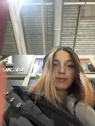 DollyTall webcam model stream image