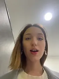 DollyTall webcam stripchat model stream image