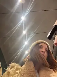 DollyTall webcam model stream image