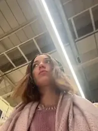 DollyTall webcam model stream image