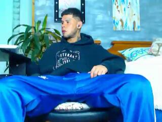 Derryck webcam model stream image