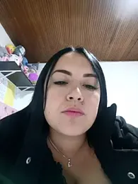 Lesly_10- webcam stripchat model stream image